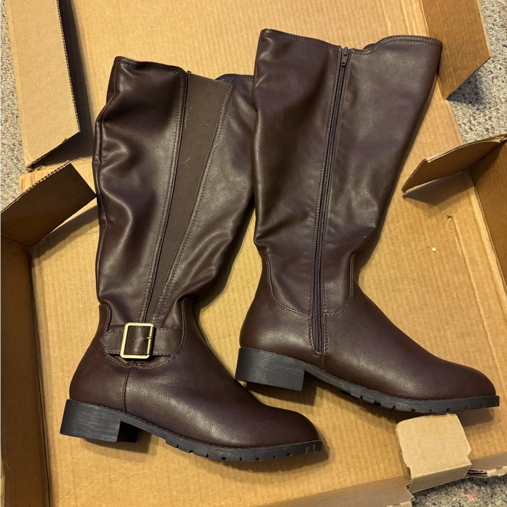 Brown Comfort View wide calf boots.